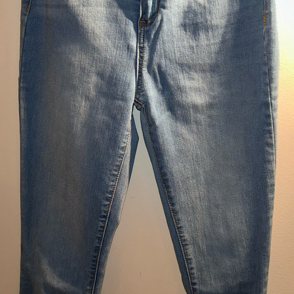 Guess Sky Blue Denim skinny high rise Jeans with Gem logo on back pocket
